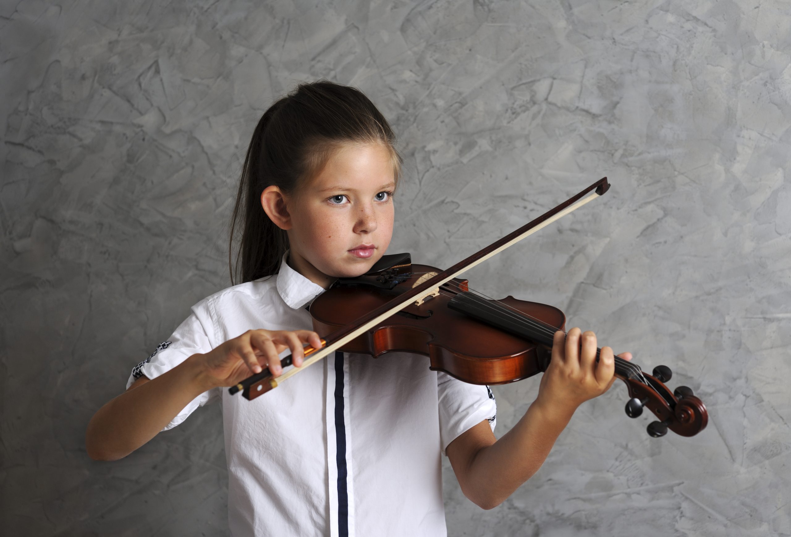 My brother played the violin. Девочка играет на скрипке вокруг серой молодежи. Violino Grey. На какой скрипке играет Борисоглебский.