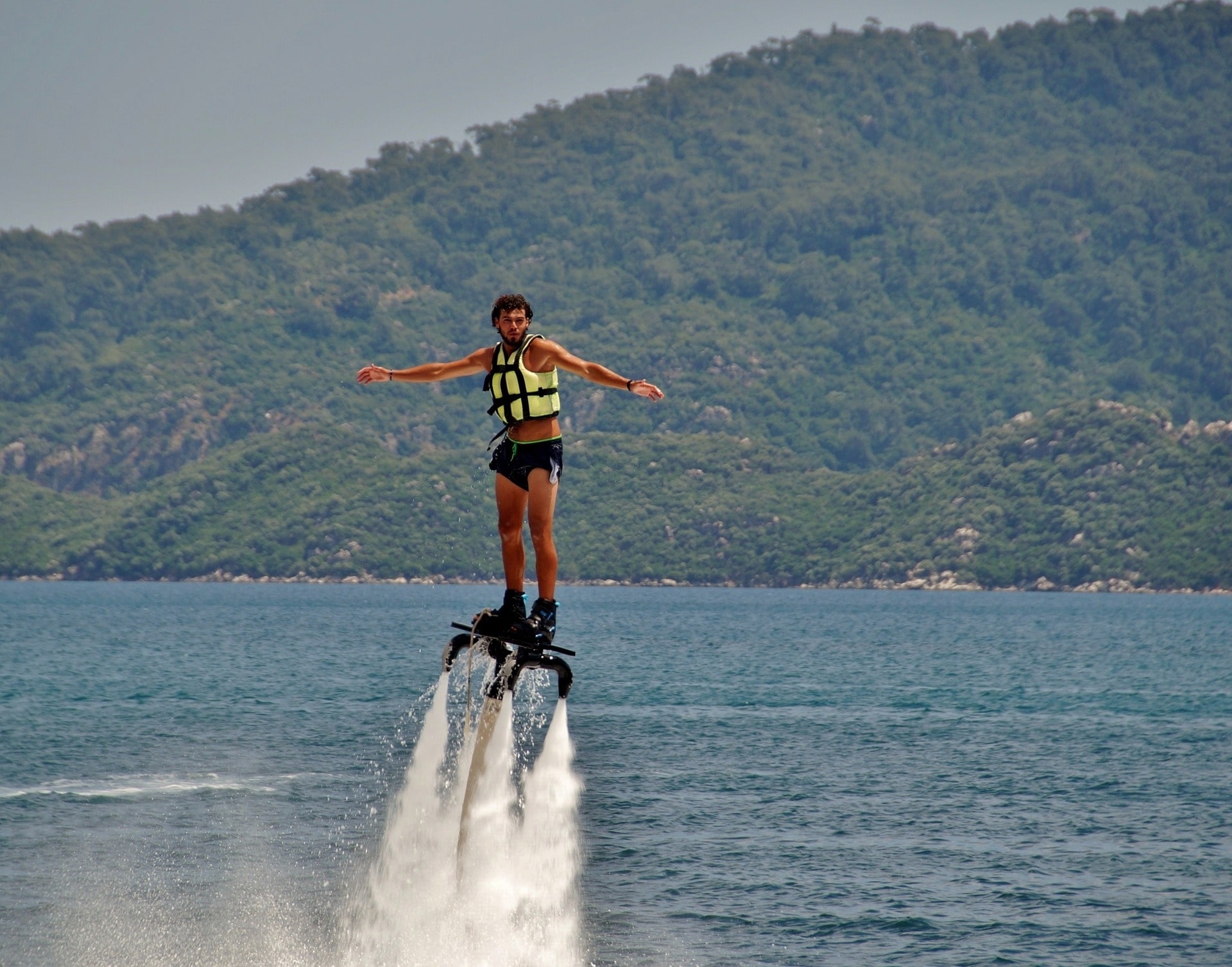 Flyboarding Frenchman crosses the English Channel