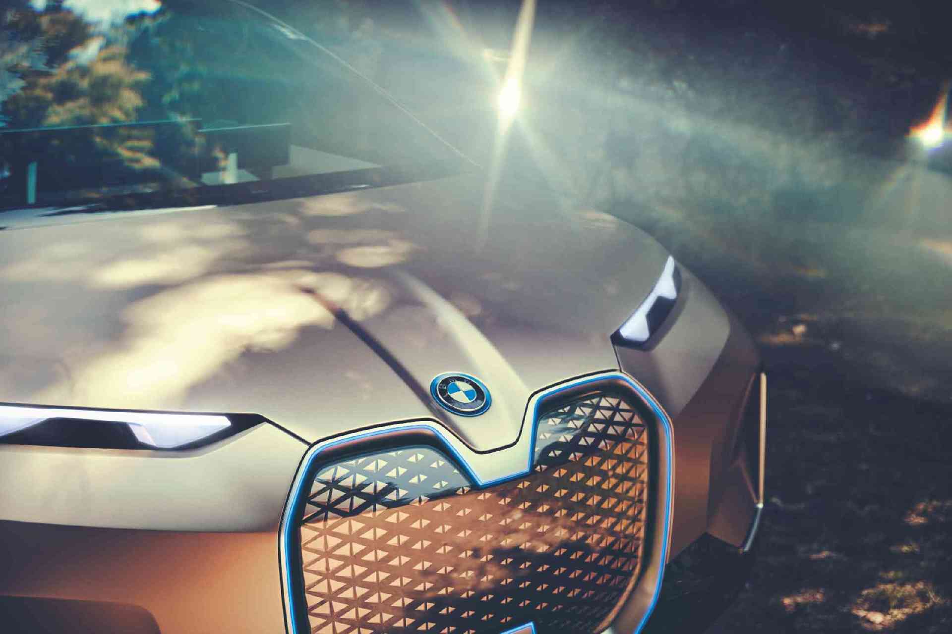 BMW’s double kidney grille: a bridge into the future