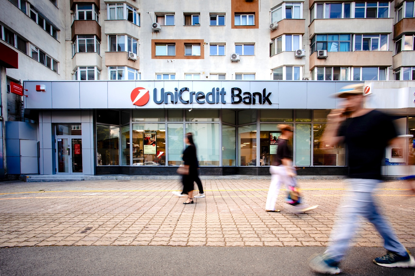 01_UniCredit_Bank_exterior