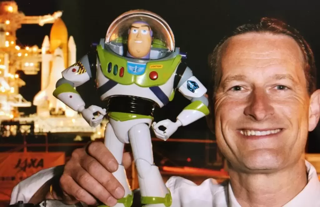 Duncan_Wardle_Holding_Buzz_Lightyear_at_NASA_while_at_Disney-1